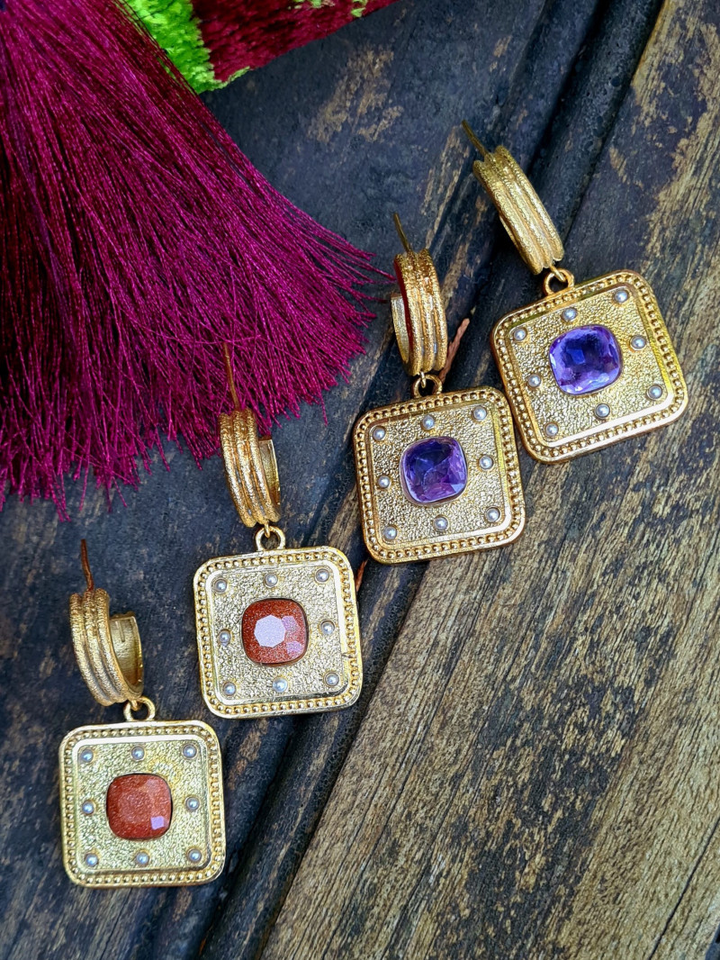 Pendientes dorados aro con colgante cuadrado de ágata u ojo de gato