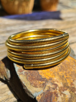 Pulsera rígida espiral de acero dorado – Original y versátil