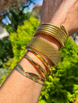 Pulsera rígida espiral de acero dorado – Original y versátil