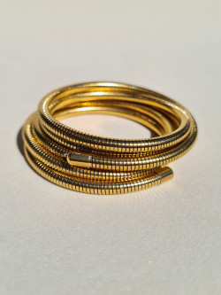 Pulsera rígida espiral de acero dorado – Original y versátil
