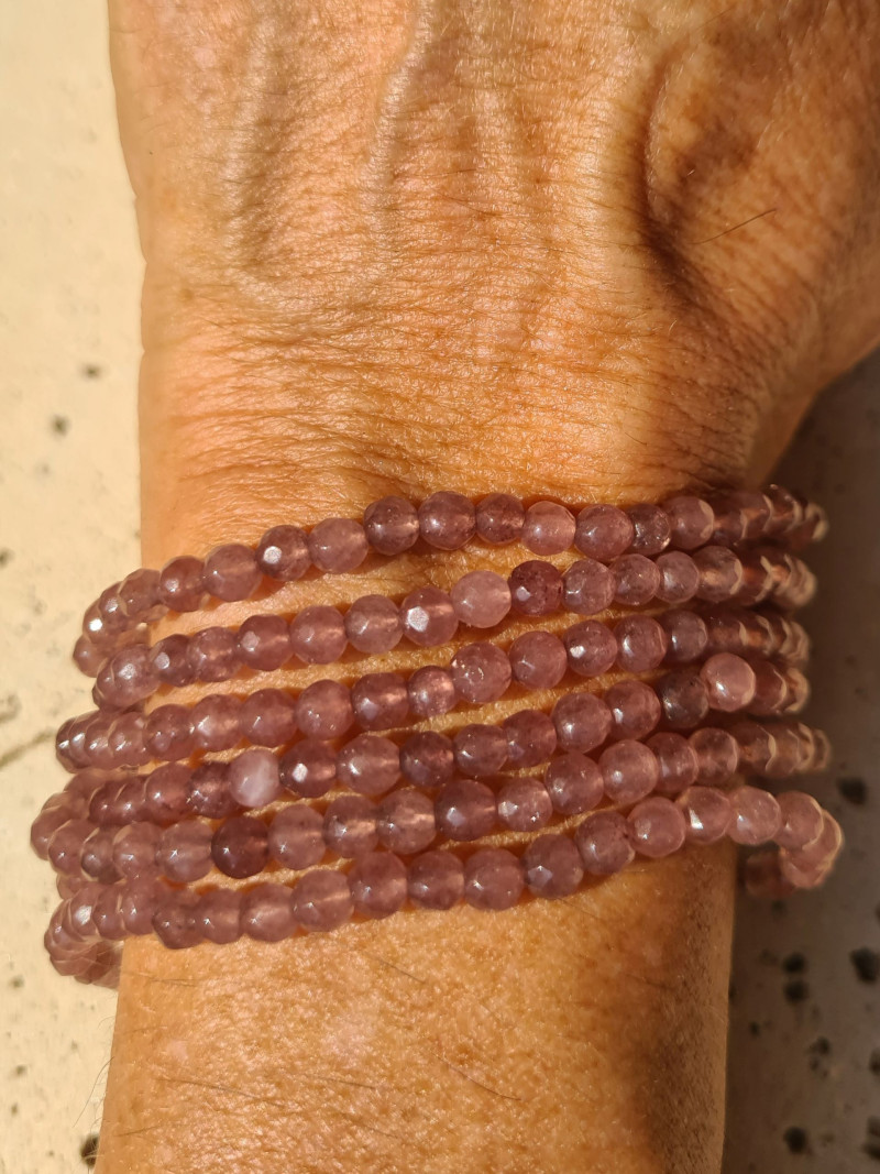 Elastic bracelets made of faceted agates in various colors