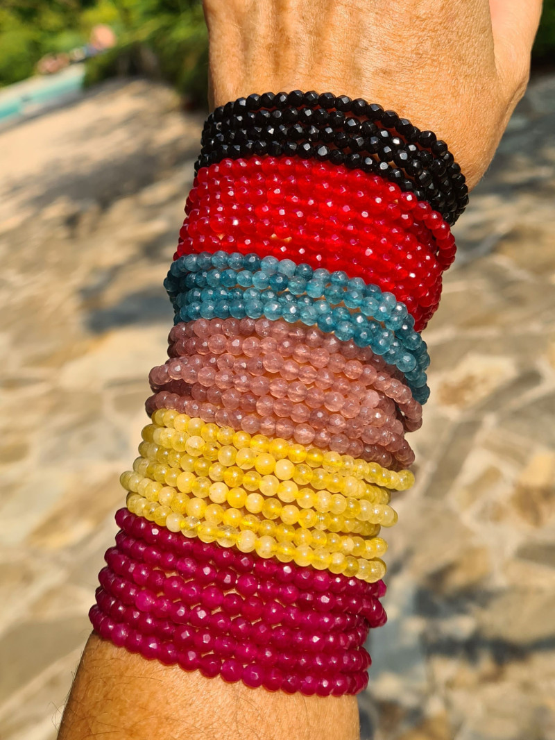 Pulsera elástica de ágatas facetadas multicolor. Diseño elegante y vibrante
