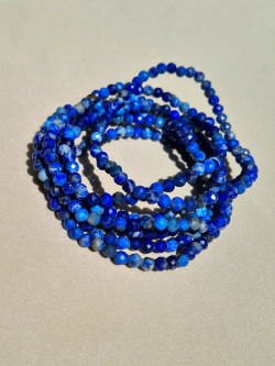 Elastic bracelets made of semi-precious stones in natural colors