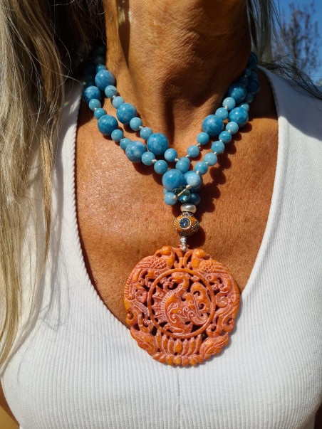 Long necklace of agates and red jade medallion