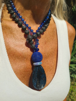 Collar largo de lava y cristales checos azules con colgante de bola azul y ágata azul marino