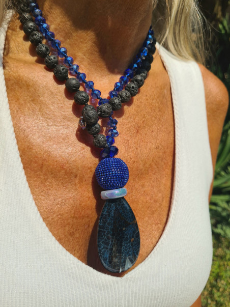 Collar largo de lava y cristales checos azules con colgante de bola azul y ágata azul marino