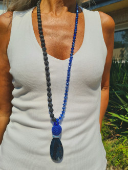 Collar largo lava negra y cristales checos azules con colgante