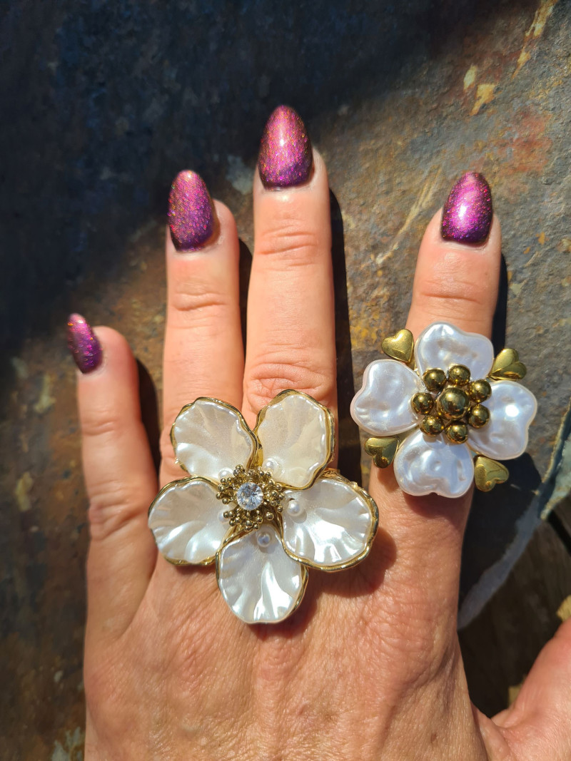 Anillo ajustable flor de acero dorado con pétalos de perlas