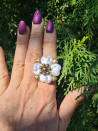 Anillo ajustable flor de acero dorado con pétalos de perlas