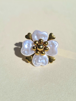Anillo ajustable flor de acero dorado con pétalos de perlas