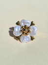 Anillo ajustable flor de acero dorado con pétalos de perlas