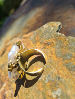 Anillo ajustable flor de acero dorado con pétalos de perlas