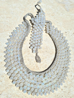 Gargantilla crochet con cristales checos ópalo en hilo plateado