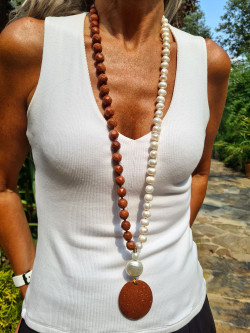 Long necklace of baroque pearls and labradorite with mother-of-pearl