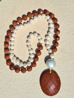 Long necklace of baroque pearls and labradorite with mother-of-pearl
