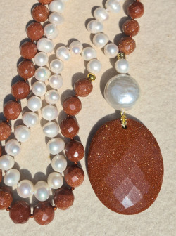 Long necklace of baroque pearls and labradorite with mother-of-pearl