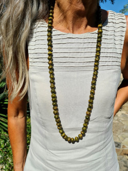 Collar largo de hueso teñido verde caqui con pintas amarillas