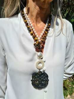 Collar de perlas barrocas y ojo de tigre con colgante de jade