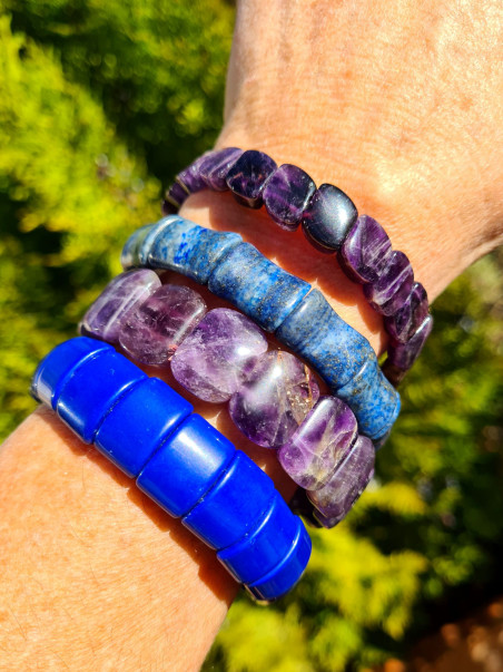 Elastic bracelet made of natural stones: amethyst, agate, sodalite