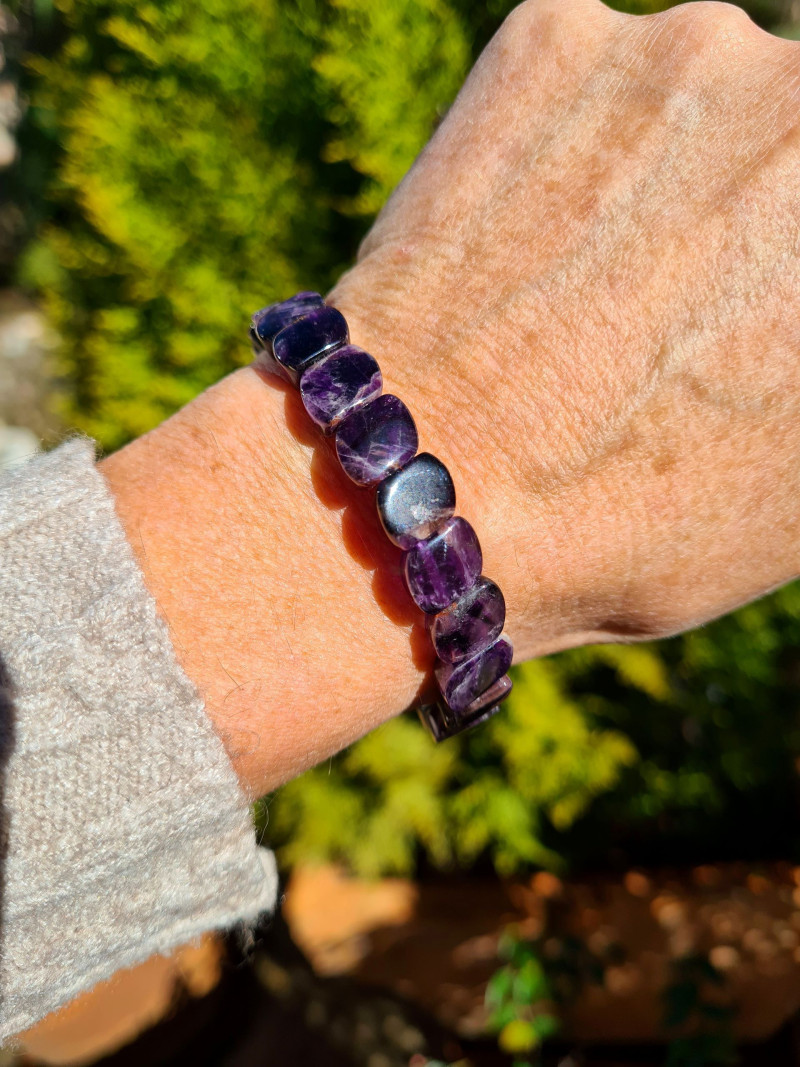 Elastic bracelet made of natural stones: amethyst, agate, sodalite