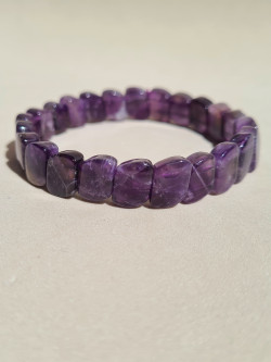 Elastic bracelet made of natural stones: amethyst, agate, sodalite
