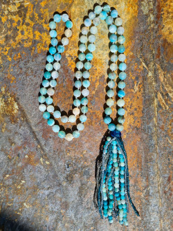 Collar largo de ágatas mate turquesa con borlón y cristales checos