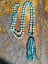 Collar largo de ágatas mate turquesa con borlón y cristales checos