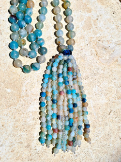Collar largo de ágatas mate turquesa con borlón y cristales checos
