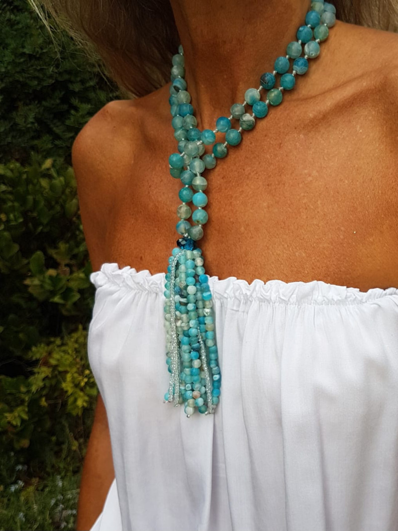 Collar largo de ágatas mate turquesa con borlón y cristales checos