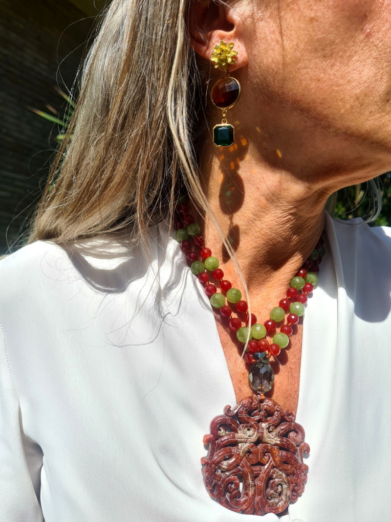 Collar largo artesanal de ágatas marrón y verde con medallón de jade e
