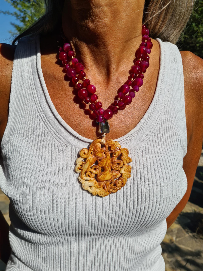 Collar largo artesanal de ágatas rosas con medallón de jade beige