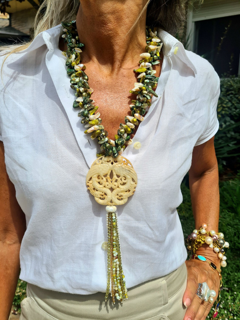 Collar artesanal de perlas barrocas con jade y borlón exclusivo. Diseño elegante y único