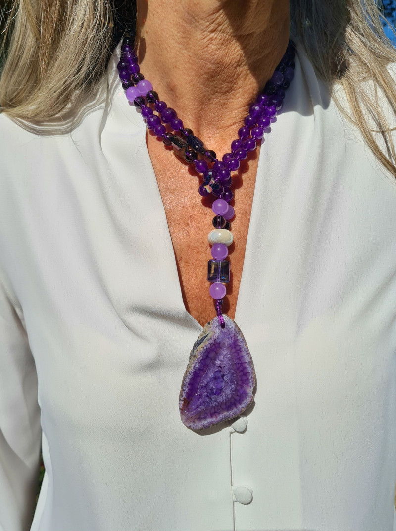 Collar largo morado con colgante de ágata cristalizada