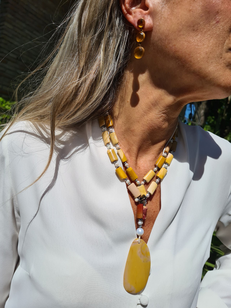 Collar largo jaspe amarillo con perlas barrocas y colgante