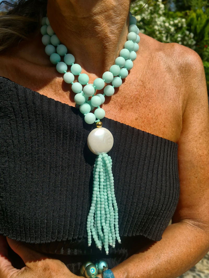 Collar largo de ágata mate verde agua con colgante de nácar. Estilo elegante y natural