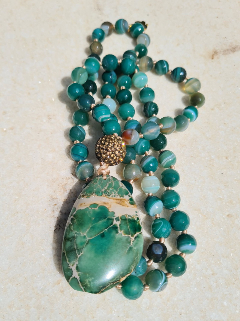 Collar largo de ágata rayada con colgante de jaspe y circonitas
