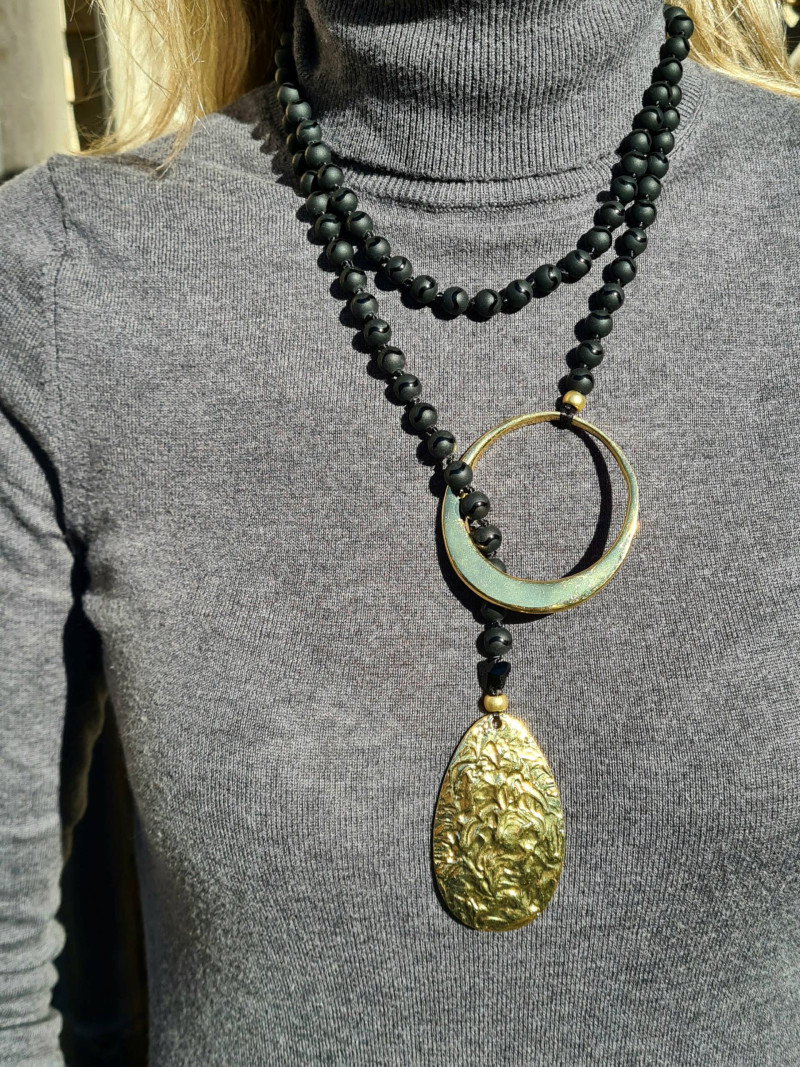 Collar largo de ágata negra con aro y pieza de bronce. Estilo elegante y moderno
