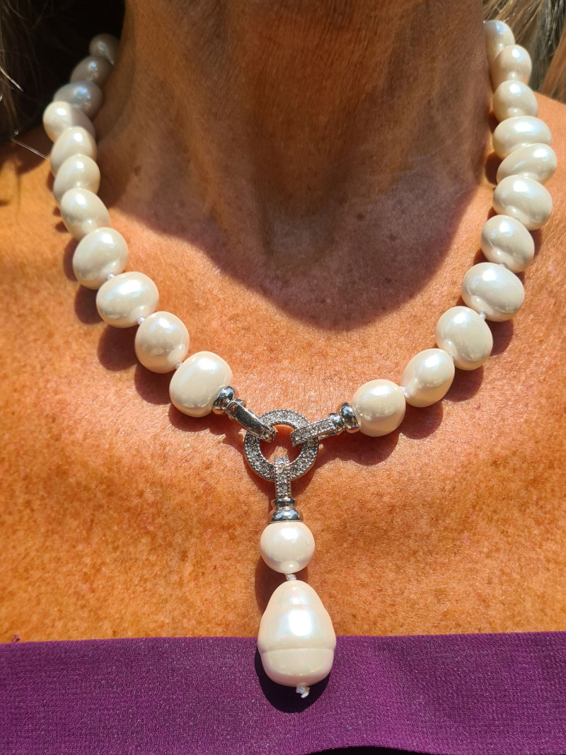 Gargantilla de perlas de nácar ovales con colgante de perlas. Estilo elegante y sofisticado