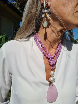 Collar largo de ágatas con nácar y colgante lágrima