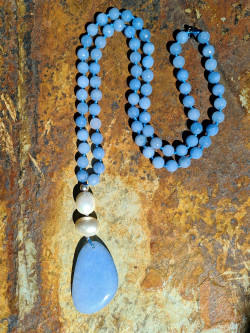 Collar largo de ágatas con nácar y colgante lágrima
