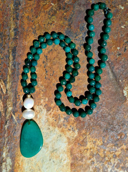 Collar largo de ágatas con nácar y colgante lágrima