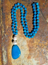 Collar largo de ágatas con nácar y colgante lágrima