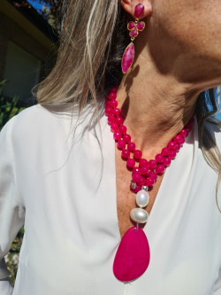 Collar largo de ágatas con nácar y colgante lágrima