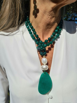 Collar largo de ágatas con nácar y colgante lágrima