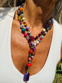 Collar largo de ágata multicolor con borlón seda verde artesanal