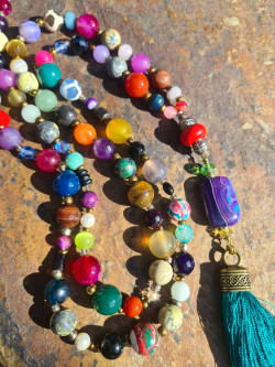 Collar largo de ágata multicolor con borlón seda verde artesanal