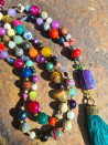 Collar largo de ágata multicolor con borlón seda verde artesanal