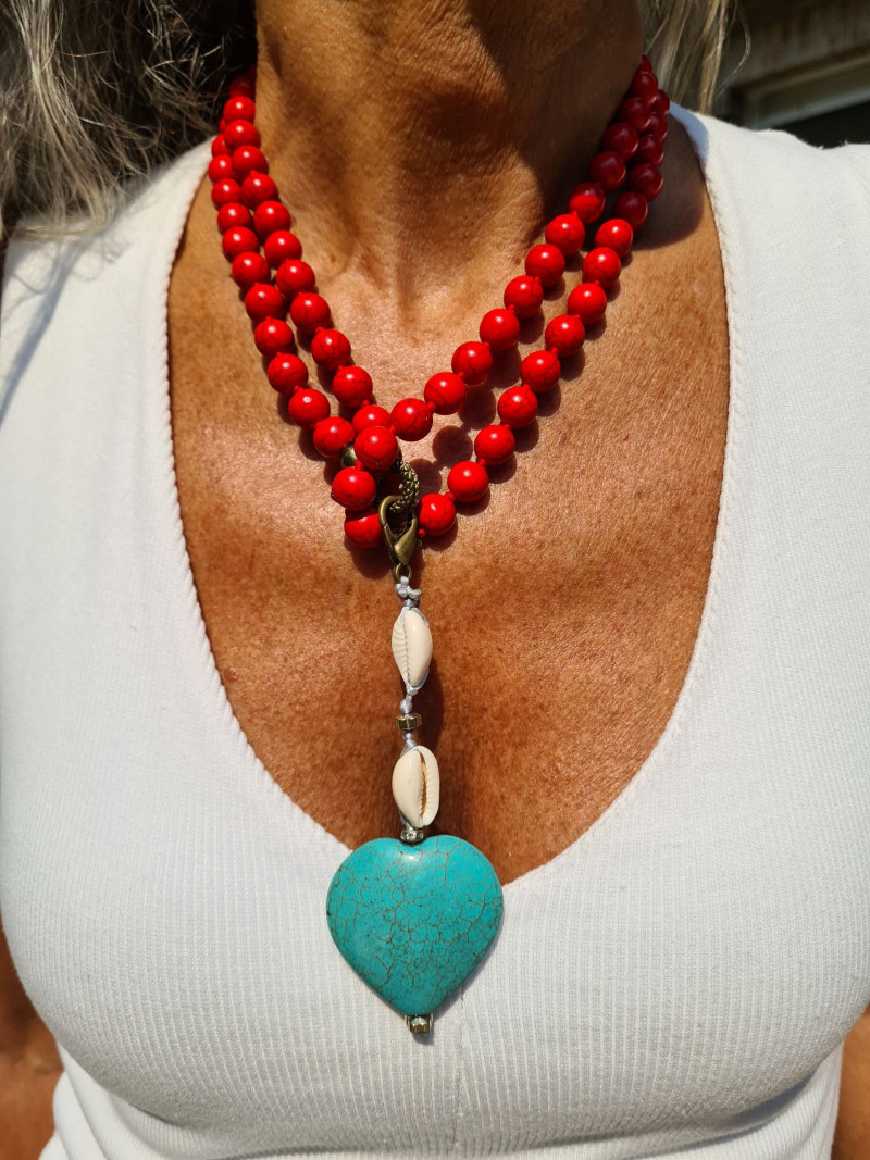 Collar largo howlita roja con colgante corazón turquesa