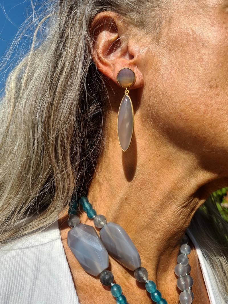 Pendientes largos de plata dorada con piedras naturales elegantes