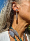 Pendientes largos de plata dorada con piedras naturales elegantes